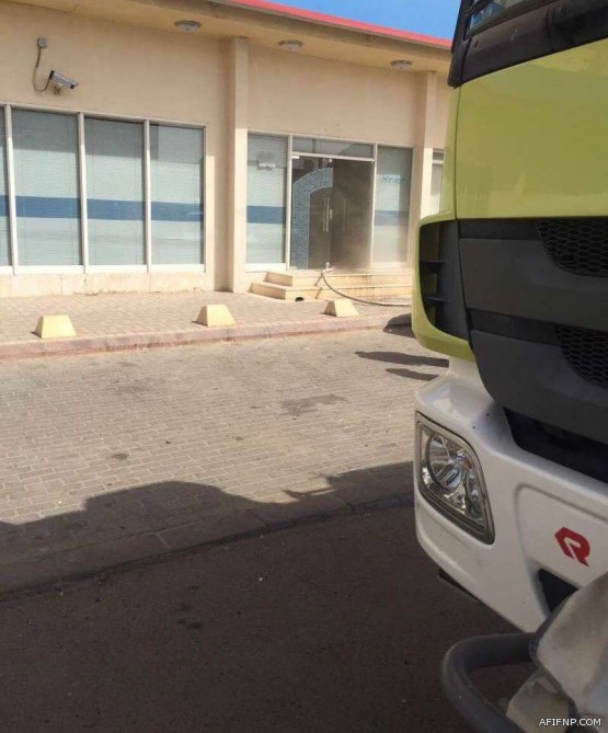 الدفاع المدني يخمد حريق نشب في البنك العربي بعفيف