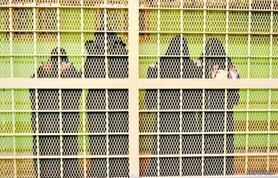 بالصورة.. جندي بالحرم المكي يدلك قدم معتمر مصري بعد أن أنهكه التعب