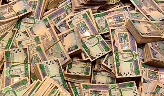 شبان سعوديون في سوق الجوالات: نحقق دخلاً يصل لـ900 ريال في اليوم الواحد