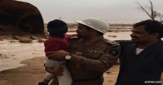 مدني القصيم ينقذ عائلة من 11 شخص حاصرتها الأودية