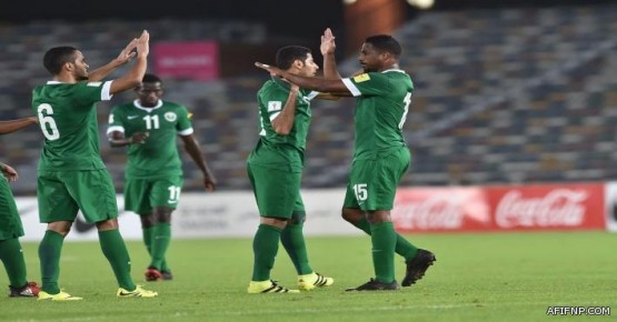 أمير مكة يؤدي صلاة الميت على الأمير محمد بن فيصل