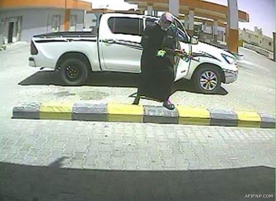 بائعو الصواعق الكهربائية يروجونها بين النساء رغم حظرها.. وأحدهم: أغلب زبائني موظفات في الأماكن النائية