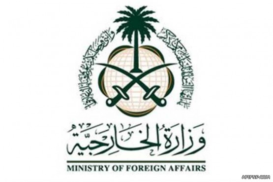 عشريني مخمور يستوقف العمالة على الطريق في الدمام ويسلبهم أموالهم.. والشرطة تقبض عليه