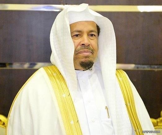 الأمير مقرن بن عبدالعزيز ونجله يتبرعان بالدم للجنود المصابين