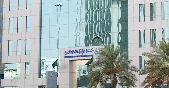 صورة مسيئة لموظف سعودي بمحل للملابس الرياضية تستفز المغردين.. ومطالبات بمعاقبة المحل