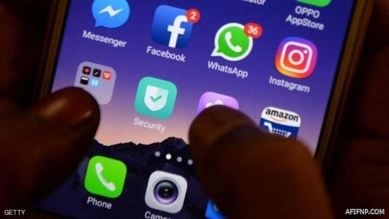 صورة مؤثرة للأمير خالد بن طلال وهو ينظر لنجله الوليد بعد إتمامه 30‎ سنة نصفها في غيبوبة