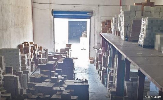 طفل مصري فقد والديه في حادِث مأساوي.. شاهد كيف احتضنه أهل المدينة وتسابقوا لنجدته