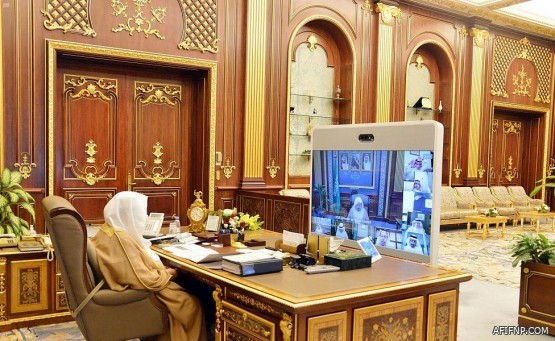 قائد مركبة يضايق امرأة تقود سيارتها ويعرّض حياتها ومن معها للخطر.. والمرور يطيح به