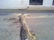 بعد مطاردة استمرت ساعة ونصف : دوريات امن الطرق بالحوميات تلقي القبض على شاب متعاطي مخدرات