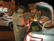 الدوريات الأمنية توقف شاحنة محملة بالحديد والخردة بعد محاولة هروب قائدها