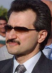 مكاتب التعقيب بعفيف توزع اوراق مبايعة للسيارت ومواطنون يناشدون المرور