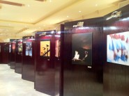 مساعد وزير الداخلية يمنح رجلي الأمن مجدي العتيبي ورجاء العتيبي نوط الأمن لأمانتهما في عملهما بشرطة عفيف