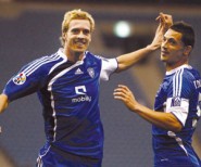 يمني يعاكس مُتسوِّقة ويقوم "بترقيمها" داخل محلٍّ بعفيف