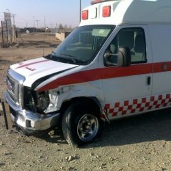 بعدسة الإخبارية : رجل مرور يخالف الأنظمة المرورية لمنح احد المواطنين مخالفة سير