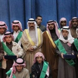 بعدسة الإخبارية : رجل مرور يخالف الأنظمة المرورية لمنح احد المواطنين مخالفة سير