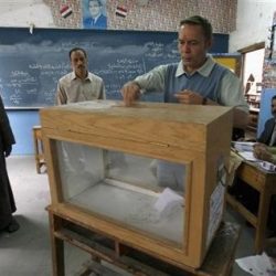 أوكامبو: قتل القذافي قد يكون جريمة حرب