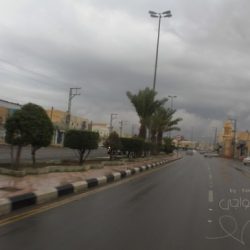 سيارة تابعة لوزارة الصحة تخالف انظمة المرور ويقف سائقها (عرضاً) في الشارع